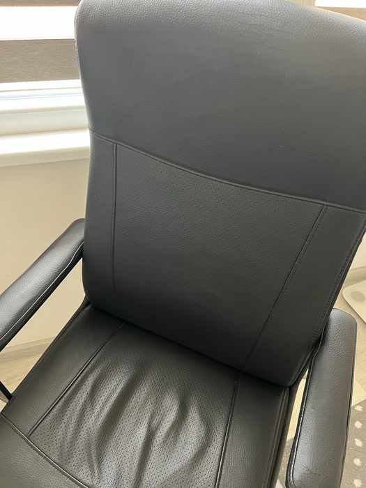 Кожен офис стол