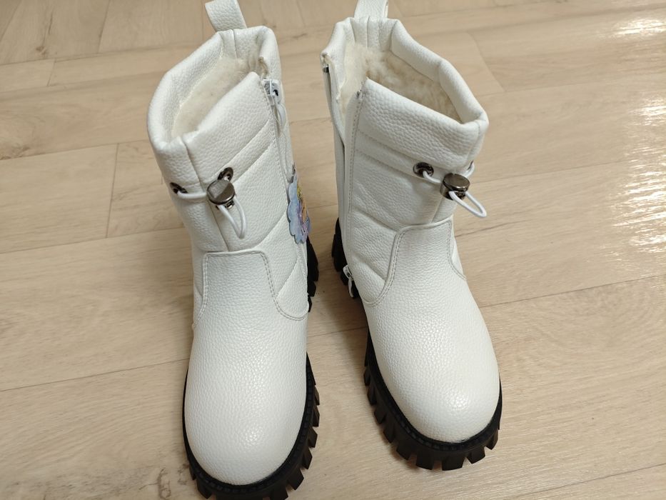 Продам НОВЫЕ детские зимние ботинки 33 размер на девочку