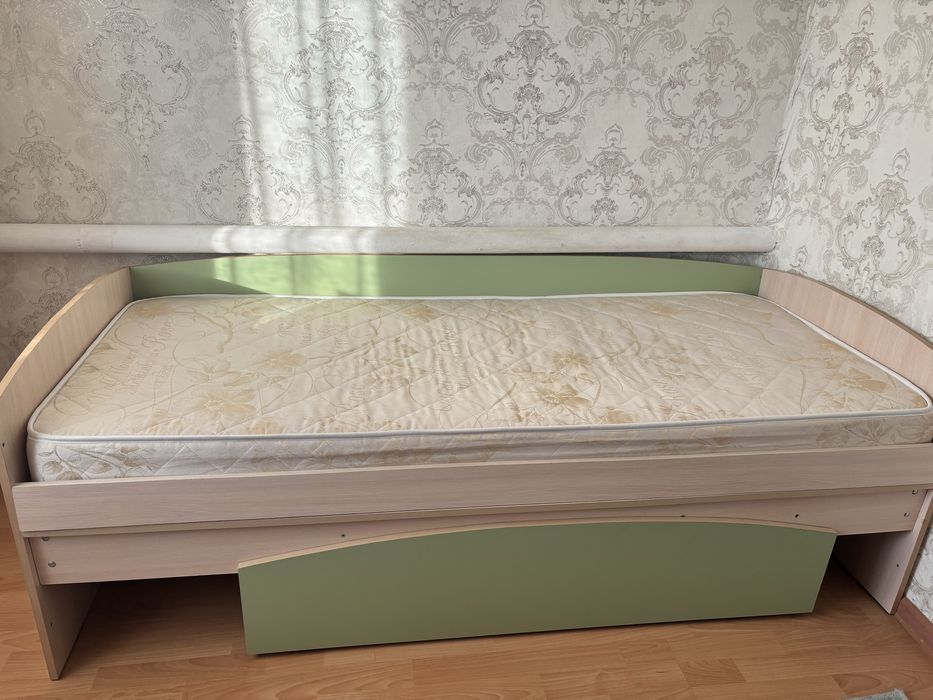 Продам кровати с матрасами . В очень хорошем состоянии