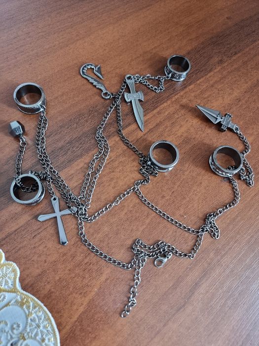 Украшение на руку для любителей готики