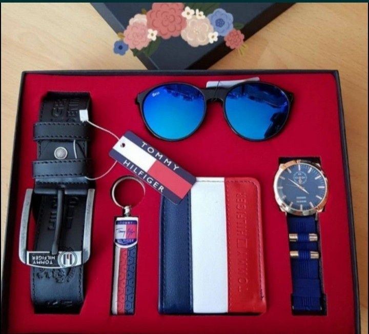 Set 5 articole Tommy Hilfiger ,saculet, etichetă