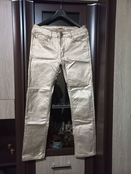Blugi aurii , elastici, perfecți pentru seară sau club.