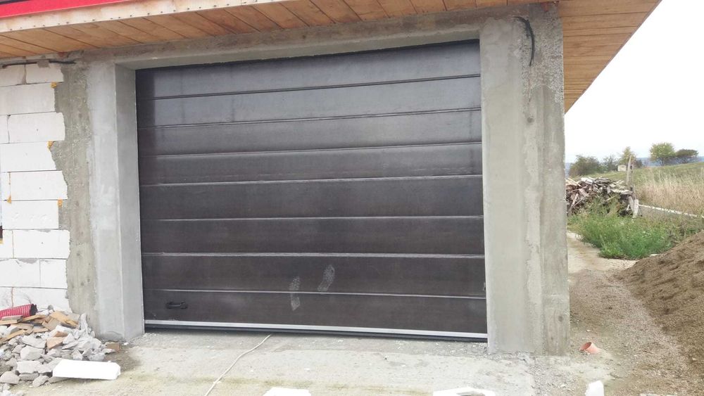 Usi de garaj cu motor