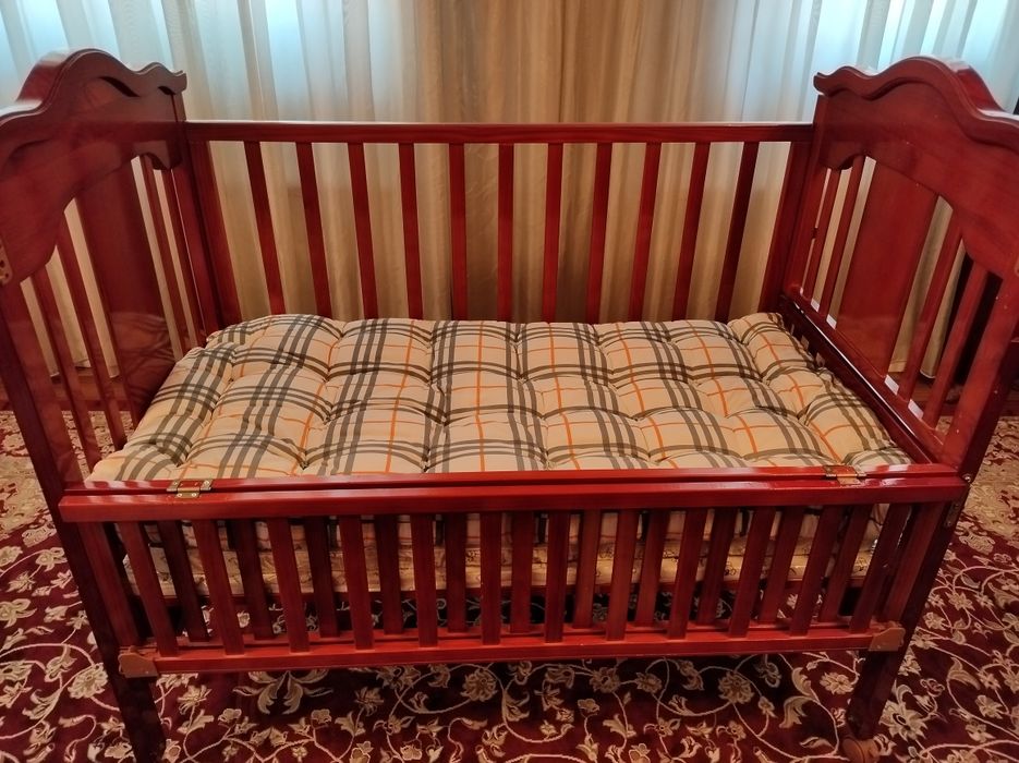 Срочно! Детская кровать с детским стулом