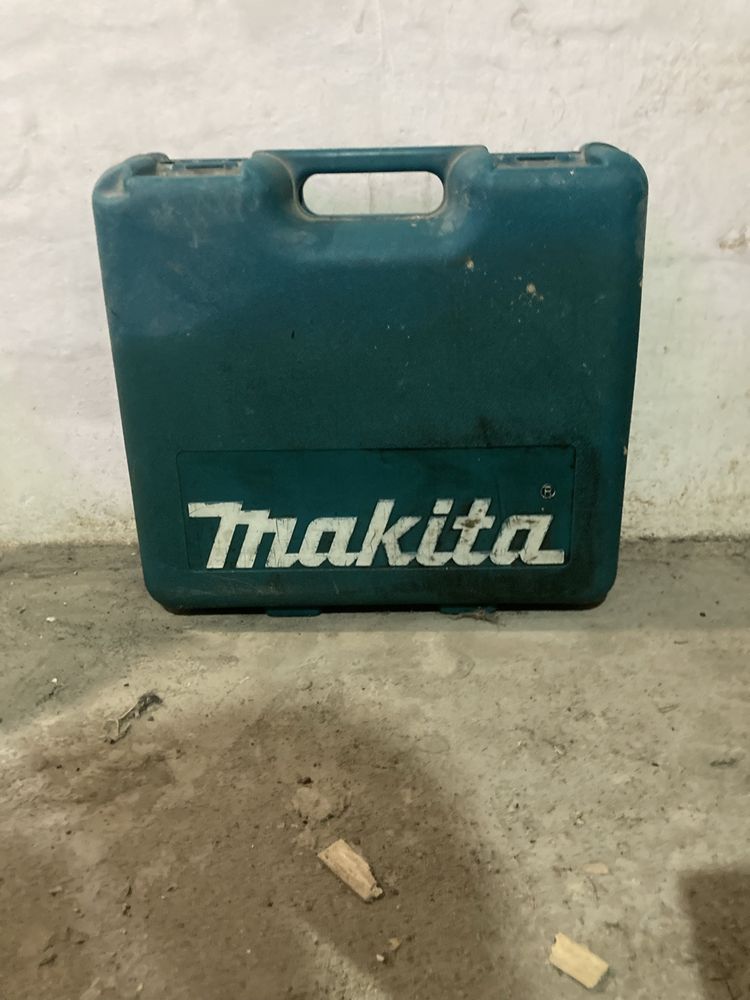 Винтоверт Makita 18v с две батерий и зарядно!