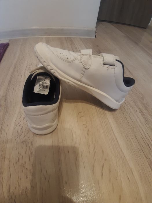 Vand adidași de copii de la Decathlon, mărimea 36.