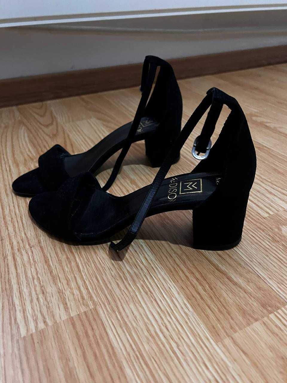 Sandale cu toc mic, piele intoarsa, marimea 37