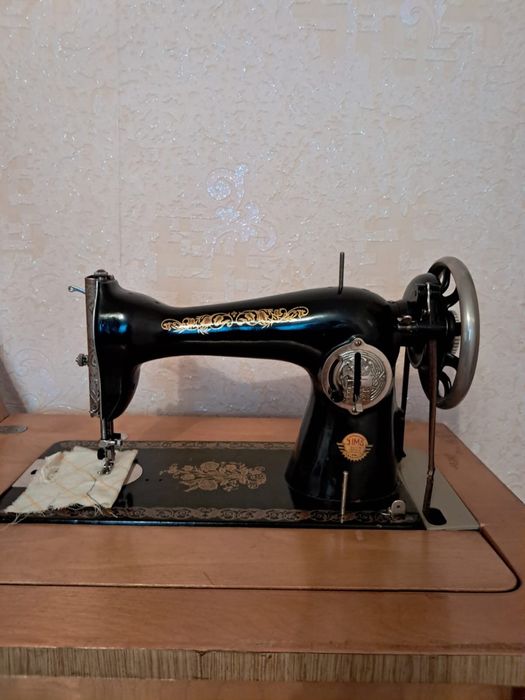 Продаю швейную машинку  «Подольск» имени Калинина  с тумбочкой