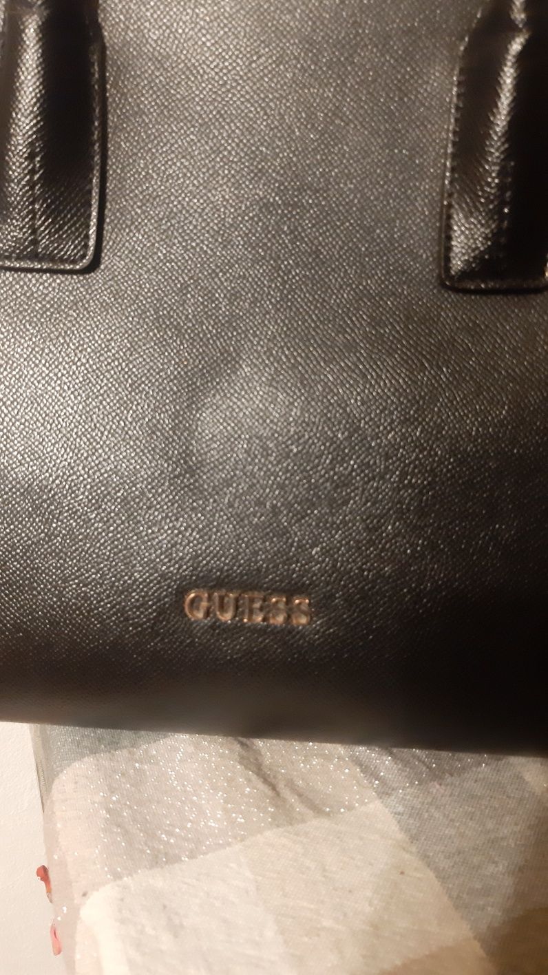 черна чанта GUESS