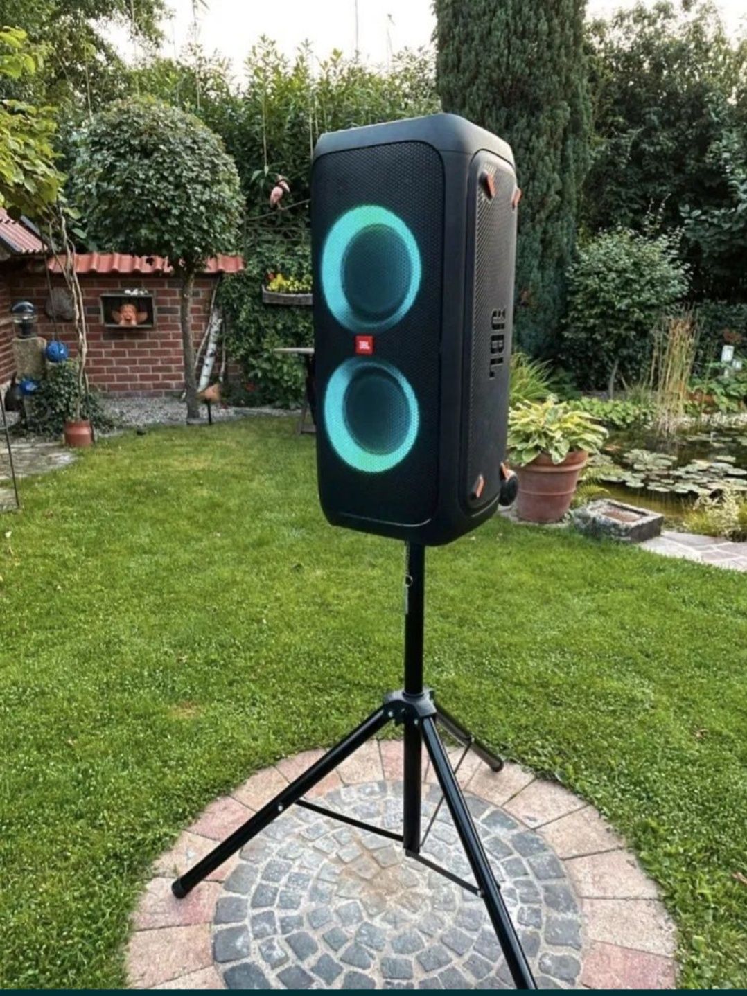 Inchiriex boxa jbl partybox pentru evenimente/cabane