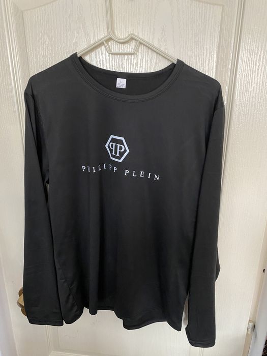Geacă  VERSACE , hanorac firma Gap; tricou Philipp Plein