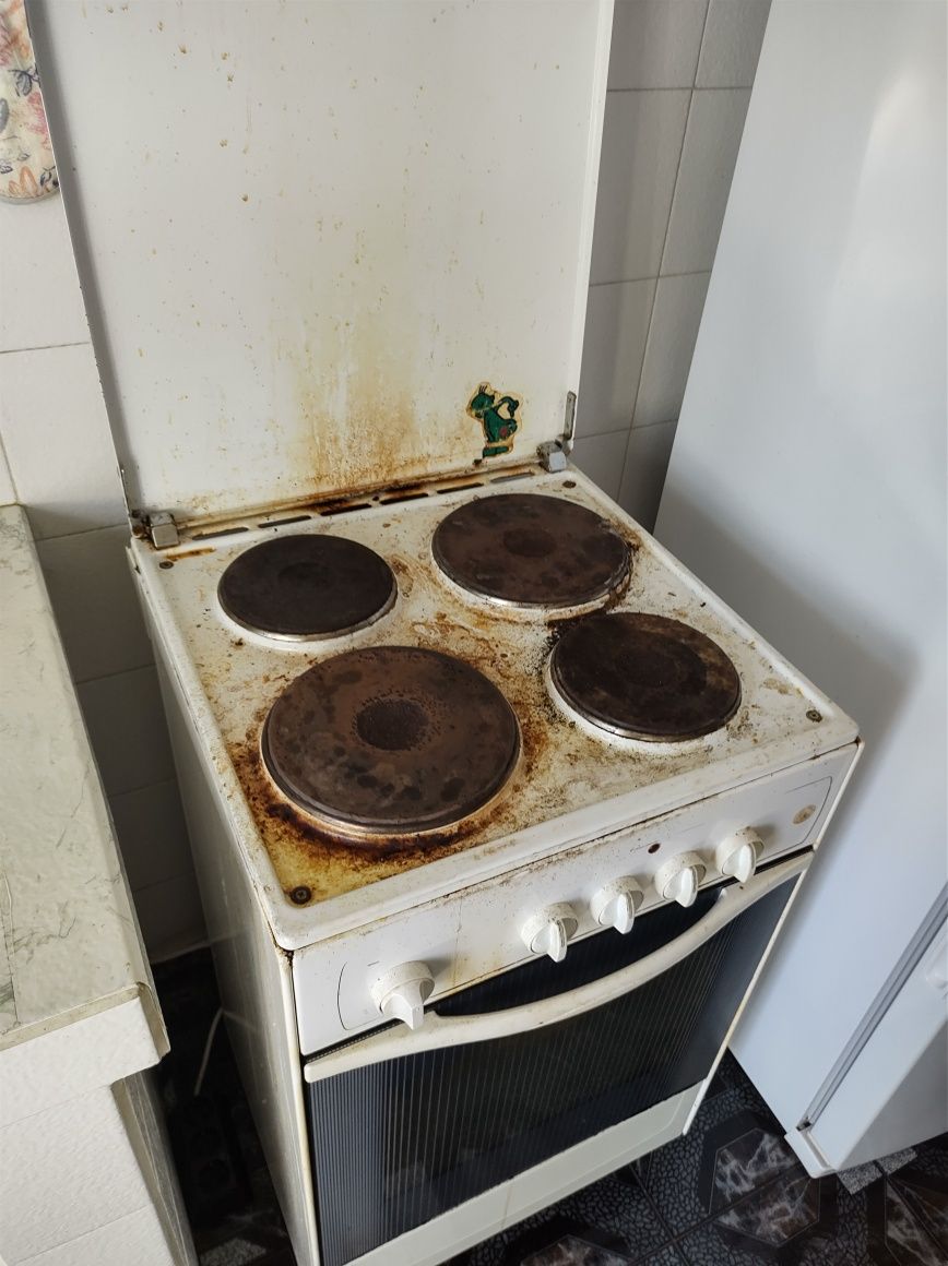 Продавам готварска печка INDESIT