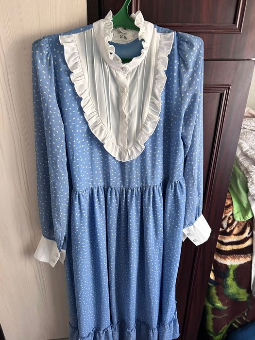 Көйлек сатам көк көйлек 10 мын, ак көйлек 5000