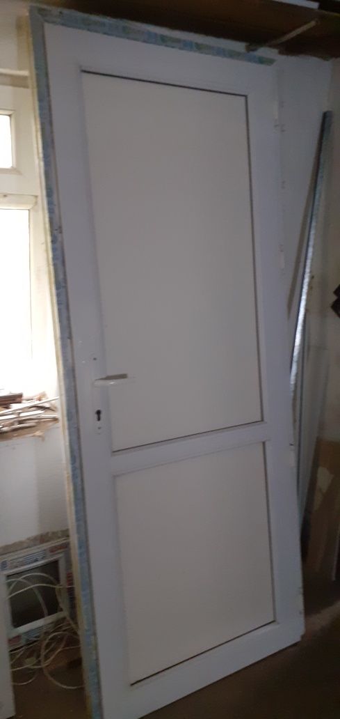 Продам пластик Дверь  2 метр х 85
