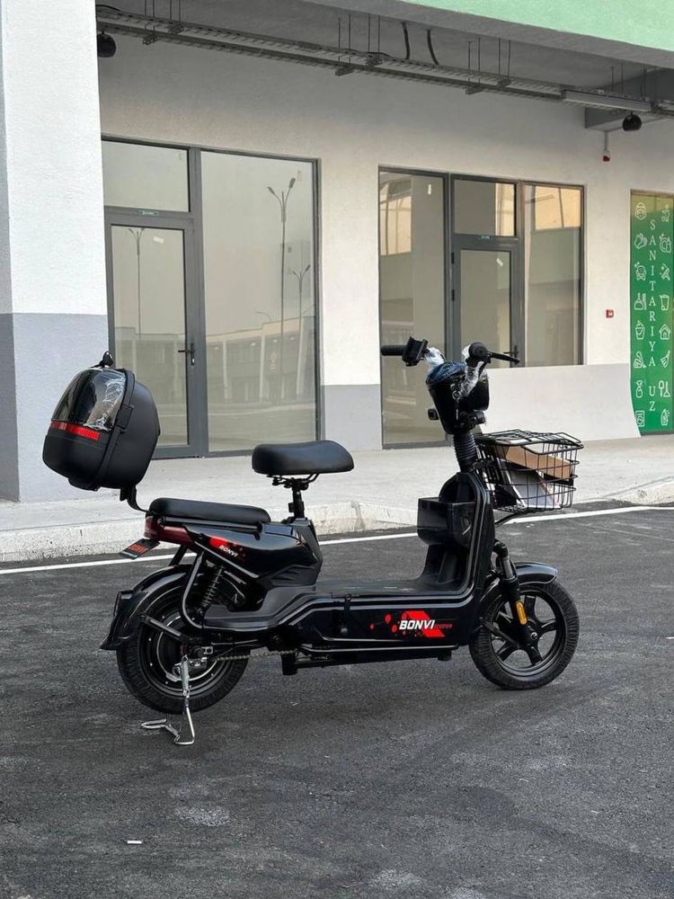 Skutr ideal yengi orqa pakrishka qoyilgan