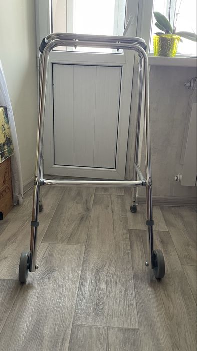 Опорные ходунки с колесиками