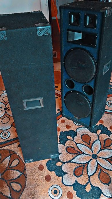 Vând 2 boxe și un mixer pasiv