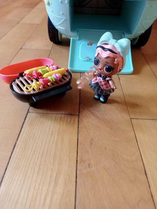 Camper LOL camion, accesorii și păpuși incluse