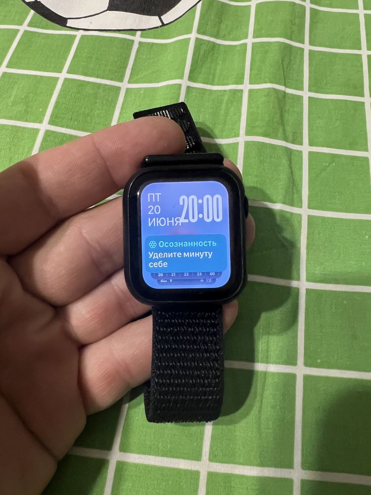 Продам смарт-часы Apple Watch SE 40mm