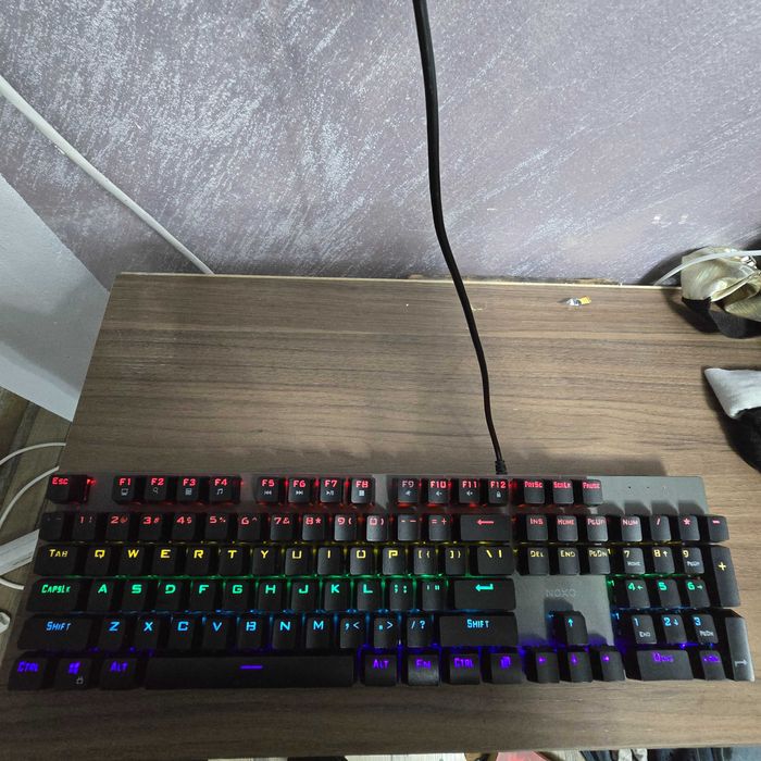 Продавам клаветура и мишка и подарък малспад