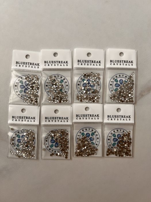 Vand 2202 buc cristale Svarowski pentru decorat obiecte: cani, pixuri