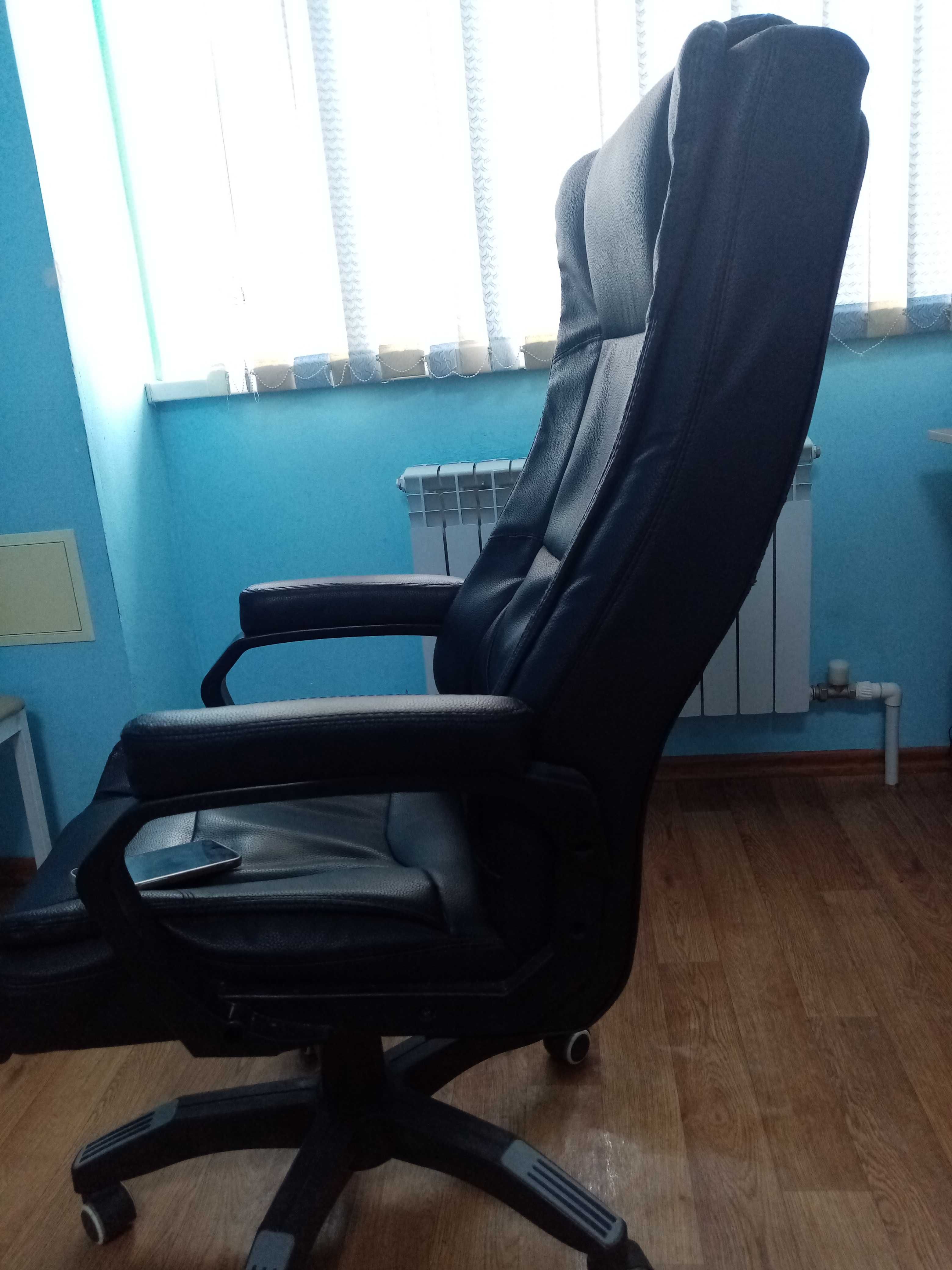 Кресло офисное Zeta, черного цвета, в отличном состоянии