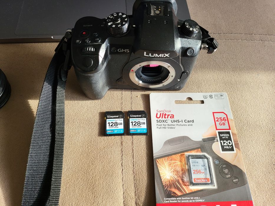 Panasonic Gh5 с две батерии и три мемори карти