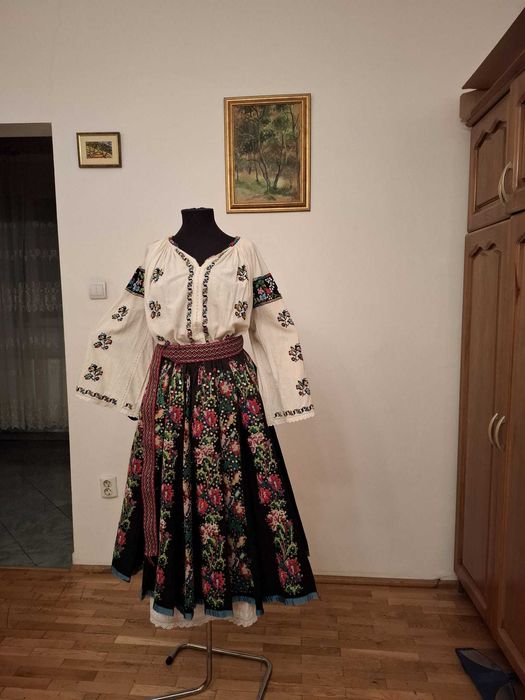 Costum popular Oltenesc – fustă neagră cu flori mari multicolore