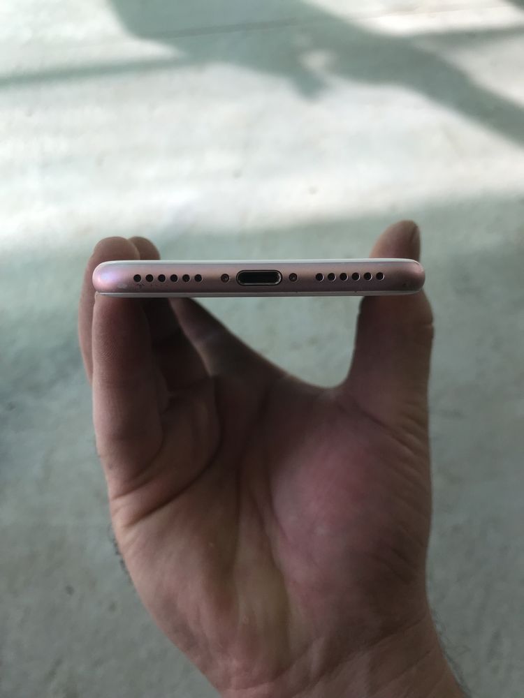 Iphone 7 Zapchastga sotiladi. Ne rabotaet