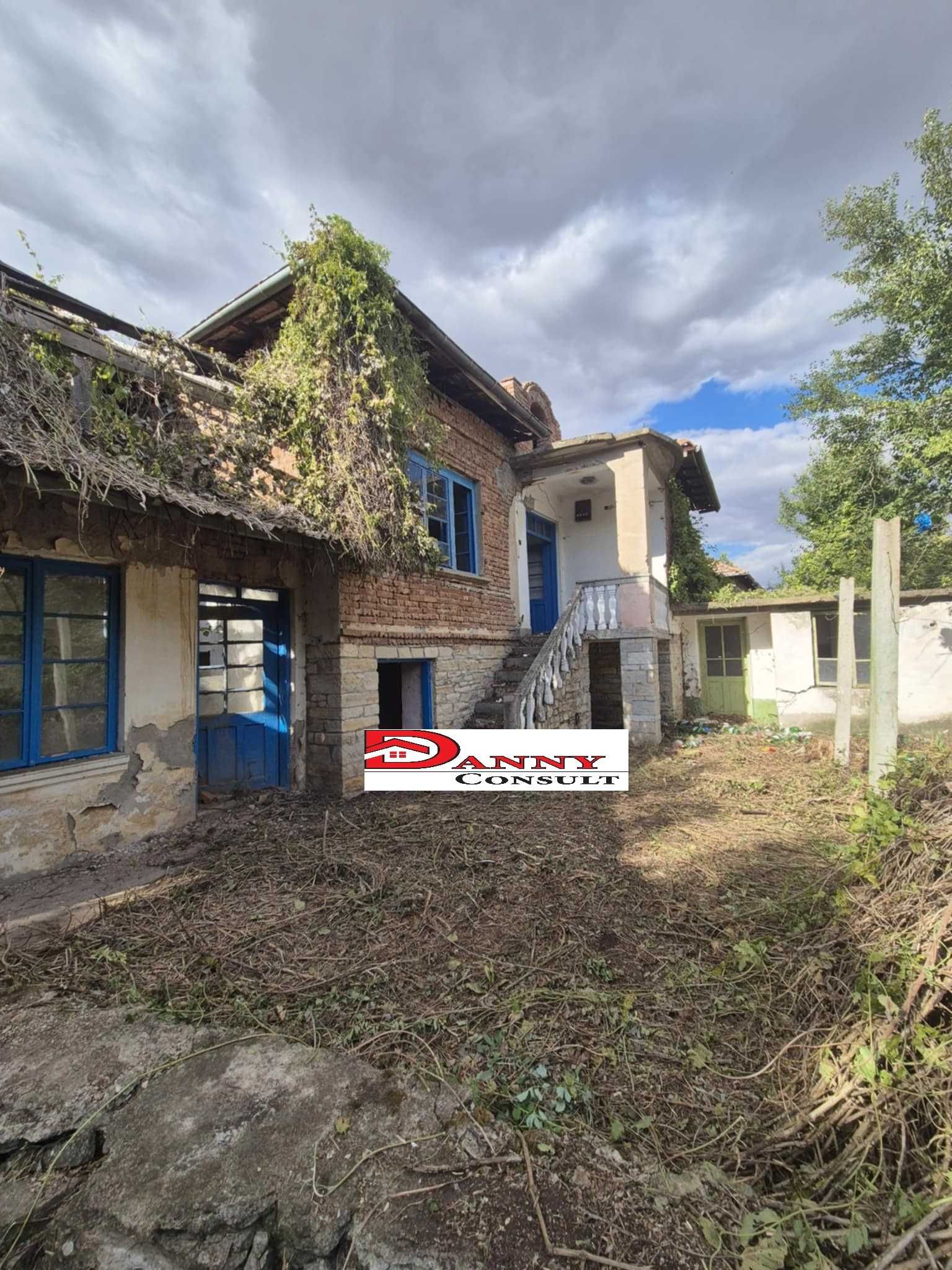 Двуетажна стара къща с двор в с. Обединение - обл. Велико Търново