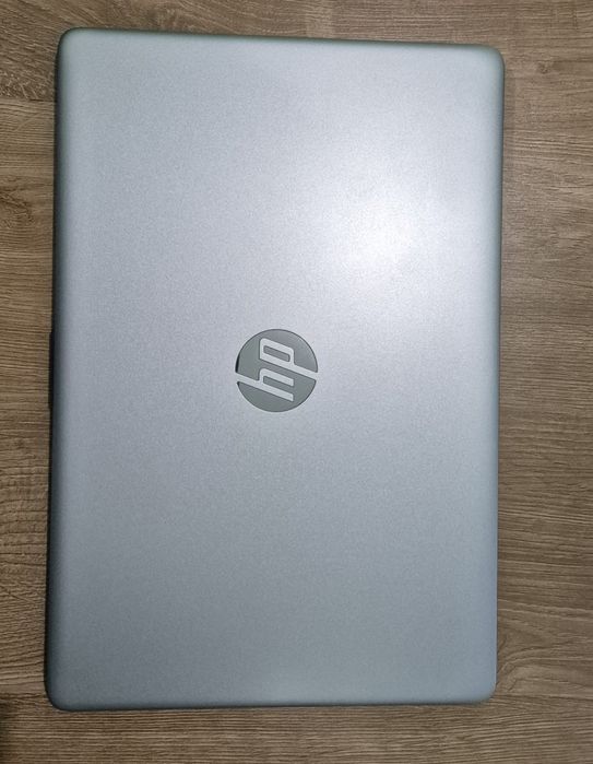 Vând Laptop HP 250 G8 cu procesor Intel Core i7-1065G7,8GB,512GB SSD