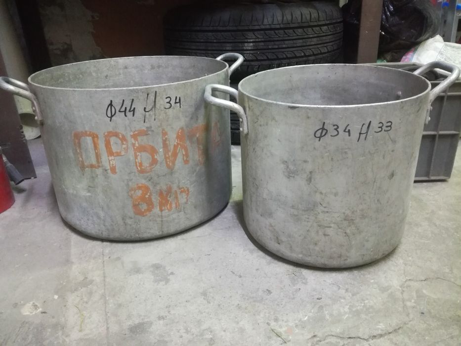 Кастрюли алюминиевые, баки изи нержавейки без крышек.  Фляга с крышкой