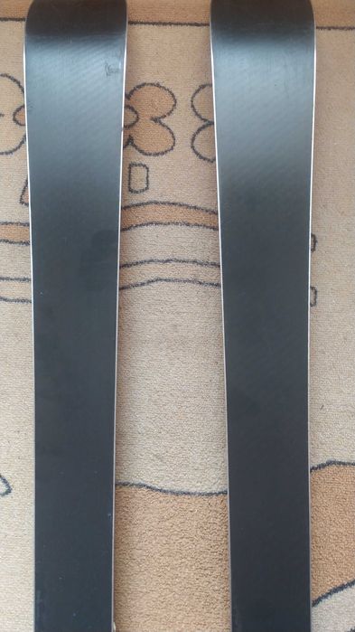 Отлични ски с база и кантове готови за сезона.Автомати всички номера.