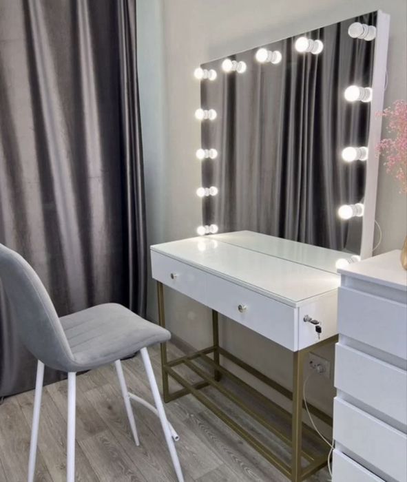 Гримерный стол с лампами