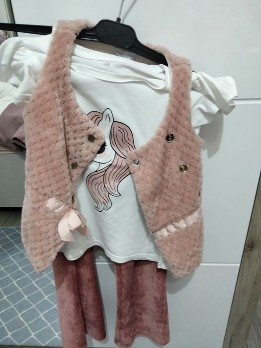 Compleu pantaloni, tricou , vesta micuță
