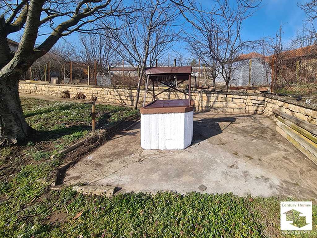 145290 Къща с равен двор и кладенец, в с. Полски Сеновец