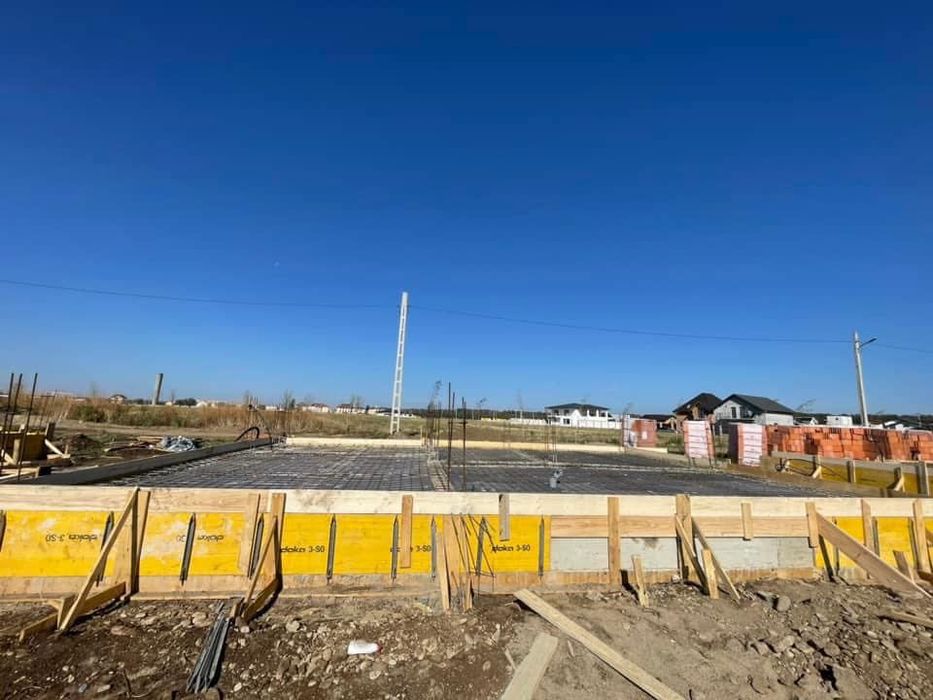 Construim case la roșu cu echipă experimentată și la preț corect