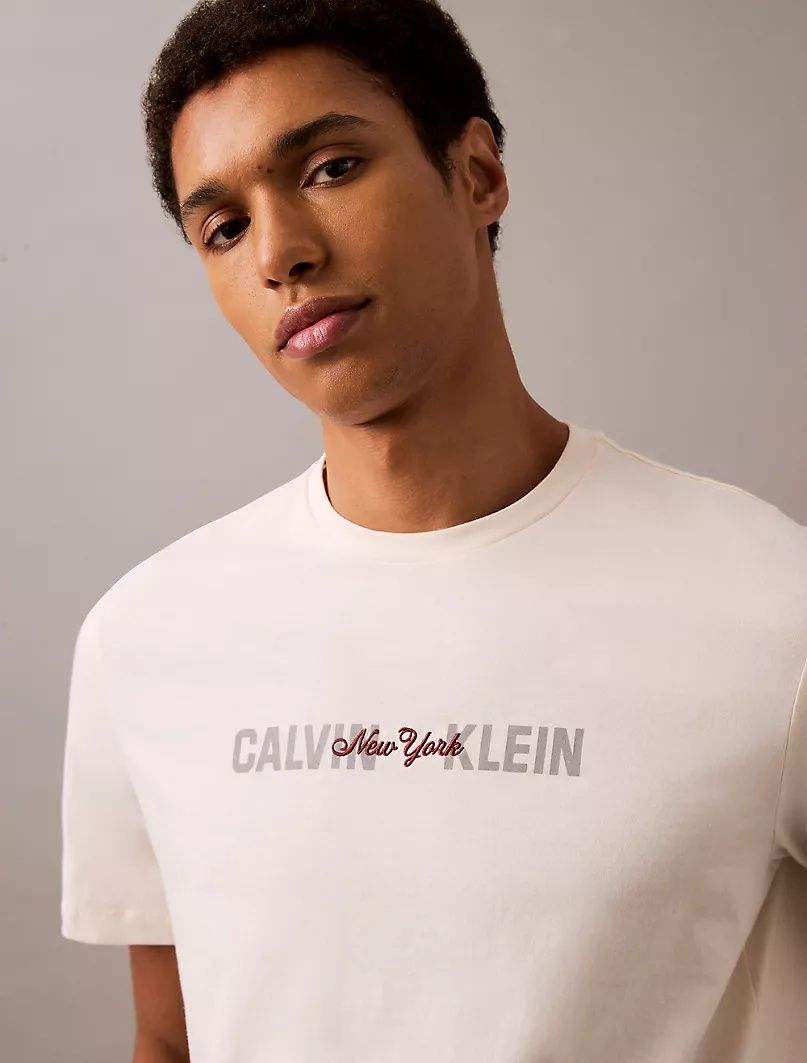В наличии, футболки от Calvin Klein