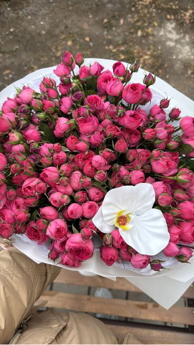 Розовая Кустовая роза букет