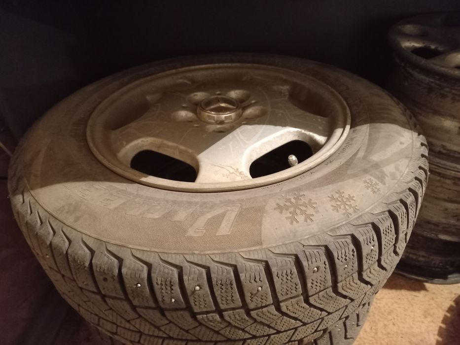 Продам диски с резиной зима на мерседес.