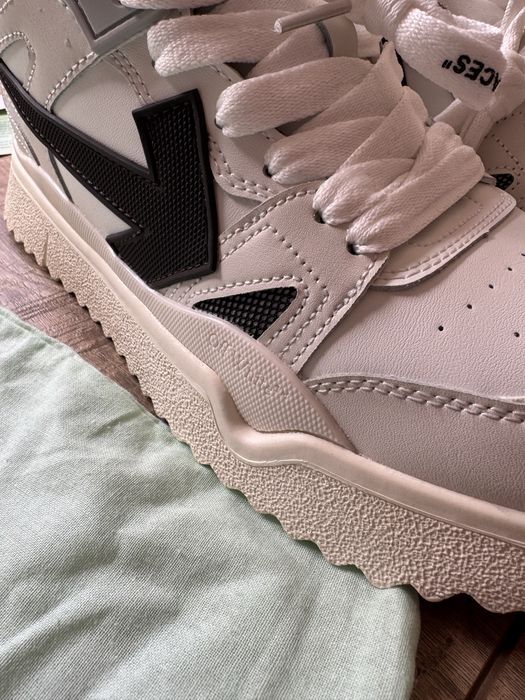 Off white sponge
