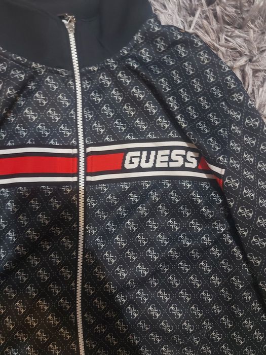 Vând bluza guess