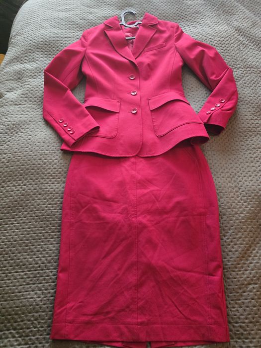 Стилен костюм. Удобна ,лека материя, подходящ за всеки ден.