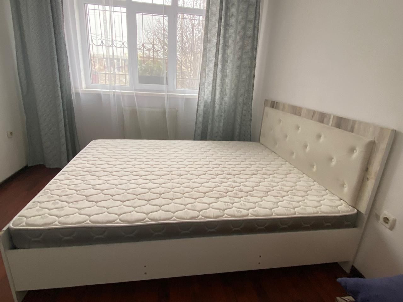 Продам двуспальную кровать с матрасом