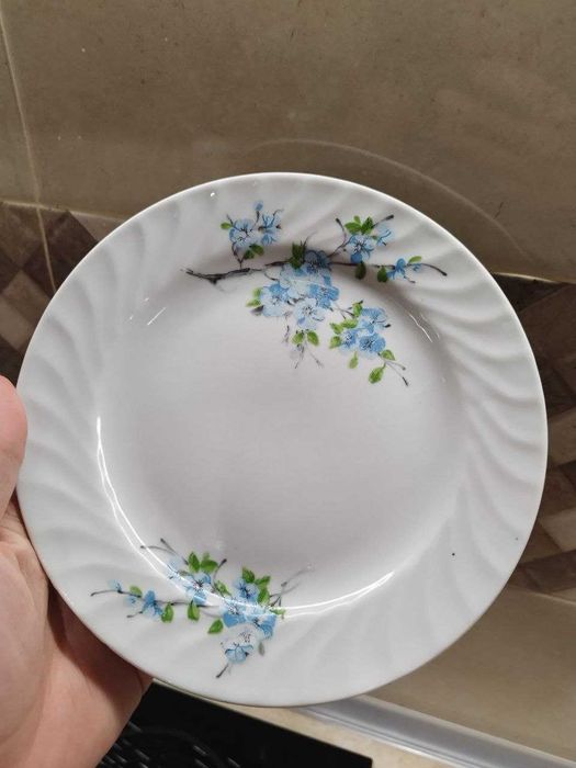 Три порцеланови сервиза за хранене