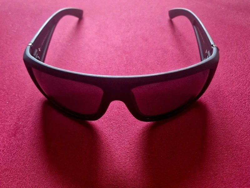 Ochelari de soare, polarizati, culoare neagră, săculeț de transport