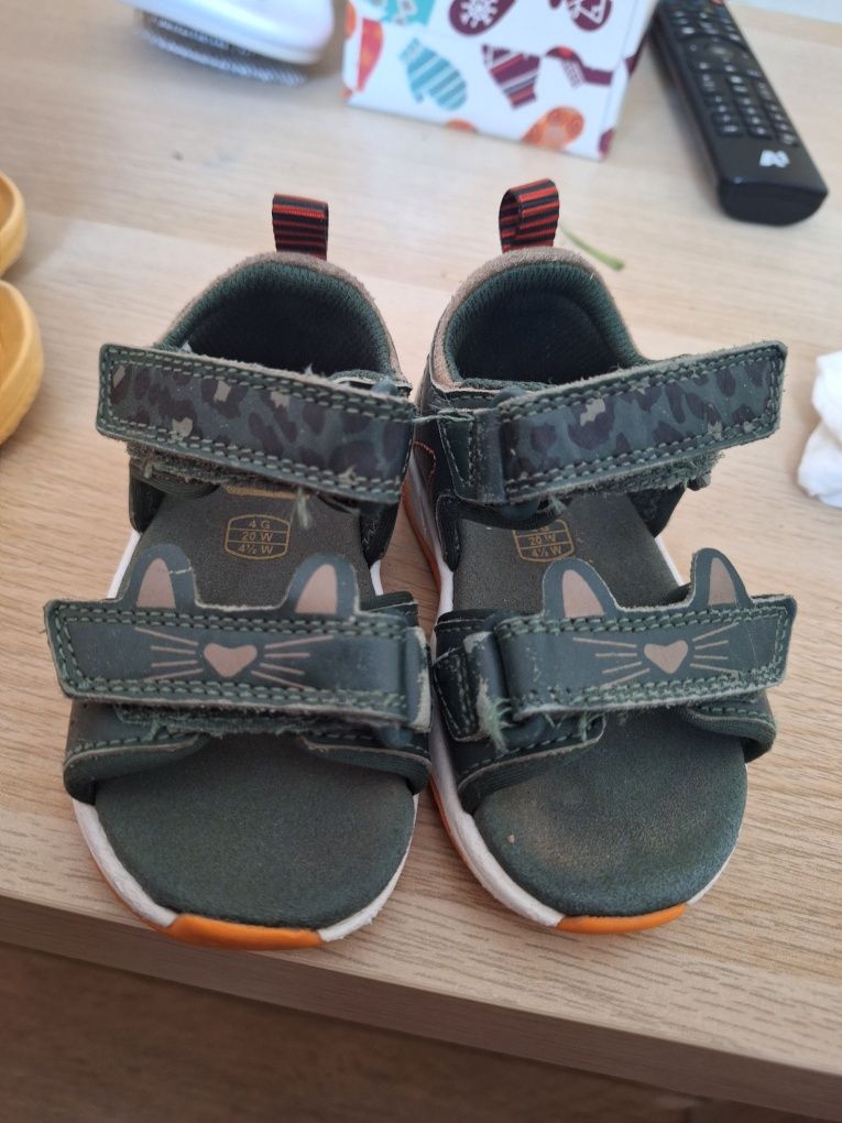 Детски кожени сандали Clarks с велкро