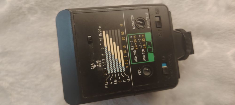 Аналогова камера минолта x700 със светкавица