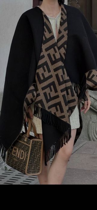 Poncho Fendi model 2026