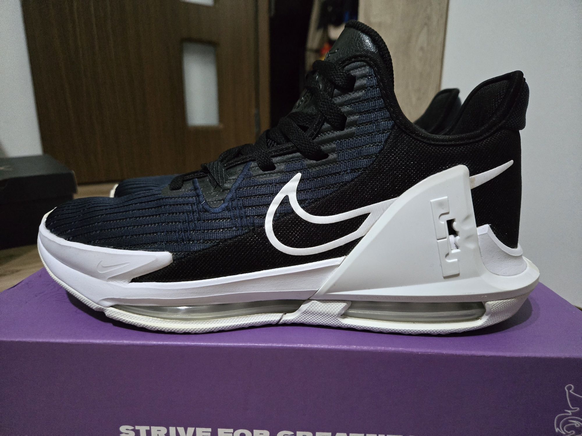 Adidași Nike LeBron Witness VIII
